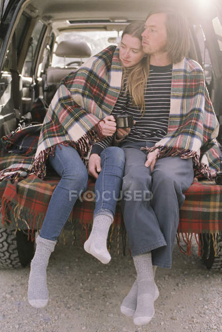 Jeune couple assis dans la voiture. — Photo de stock