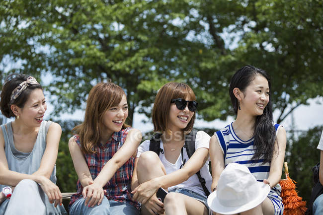 Японские друзья в парке . — стоковое фото