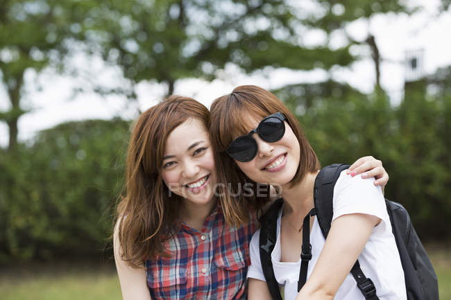 Two japanese women in the park. — Stock Photo