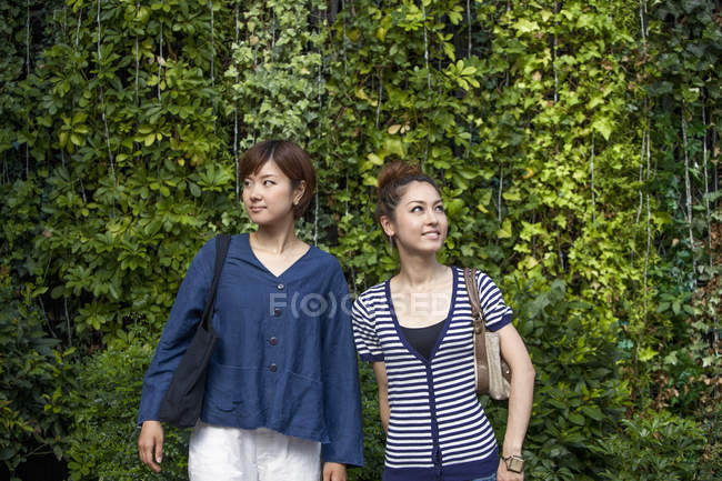 Dos mujeres asiáticas - foto de stock