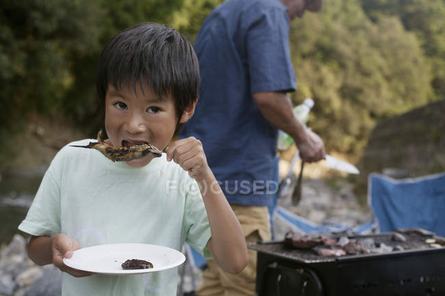Japonês menino comer no um piquenique . — Fotografia de Stock