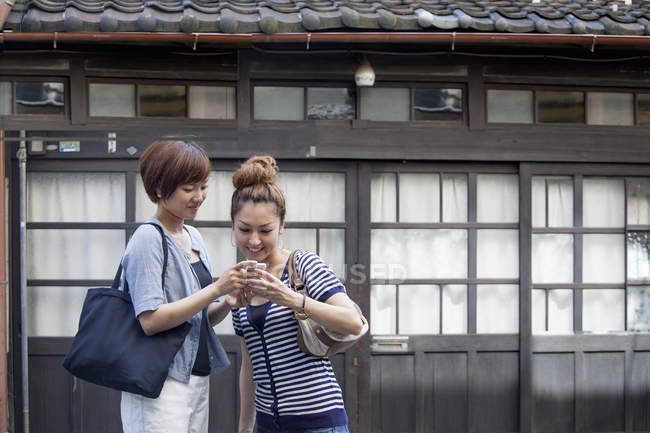 Японські жінки, що стояв на відкритому повітрі — стокове фото