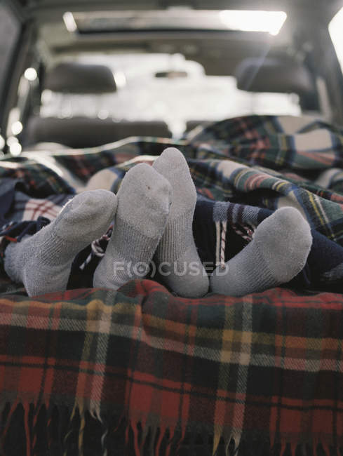 Schlafen auf dem Rücksitz ihres Autos. — Stockfoto