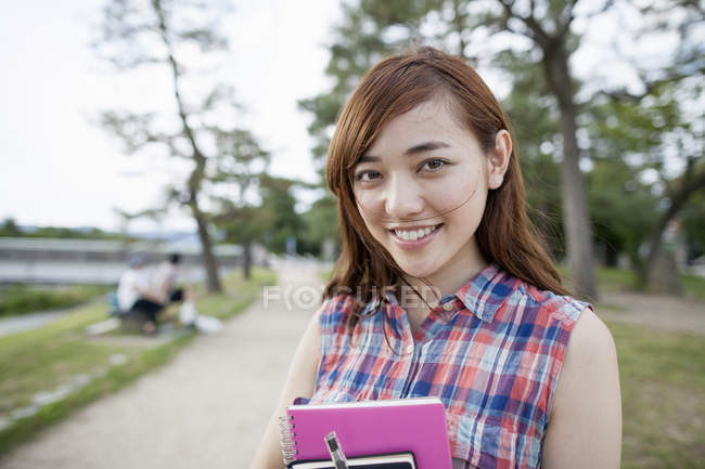Jovem mulher japonesa no parque . — Fotografia de Stock