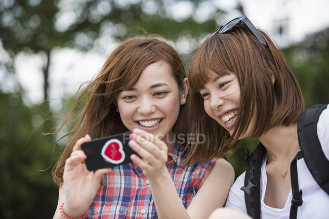 Mujeres amigas tomando una selfie - foto de stock