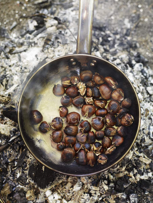 Frying pan with roasted chestnuts. — Stock Photo