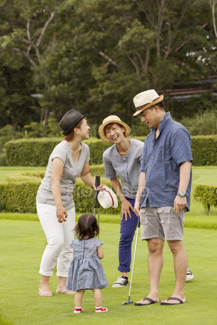 Família japonesa em um campo de golfe — Fotografia de Stock