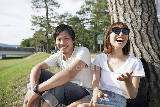 Amigos asiáticos no parque . — Fotografia de Stock