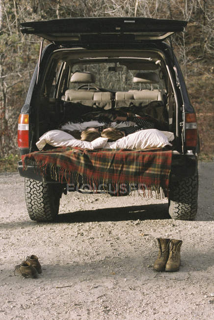 Young couple sleeping in the back of car — Stock Photo
