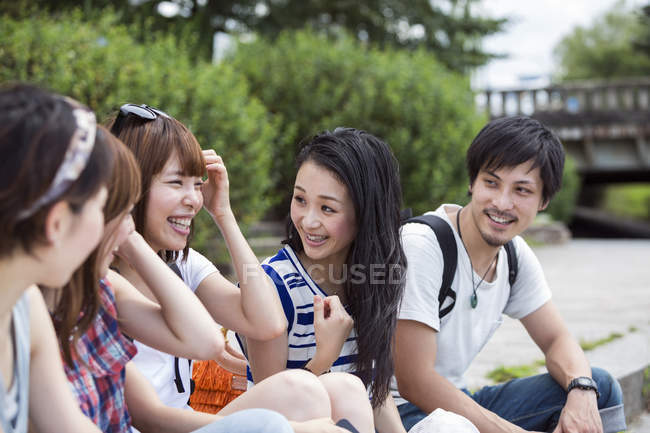 Japanese friends in the park. — Stock Photo