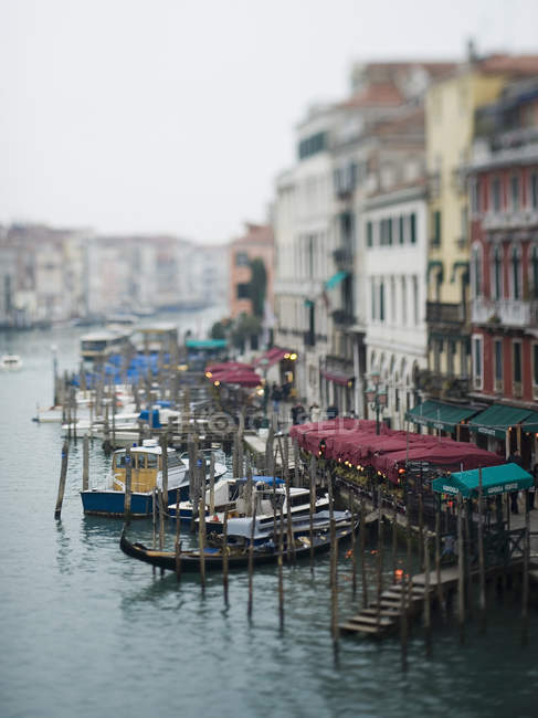 Vista dall'alto di un ampio canale a Venezia — Foto stock