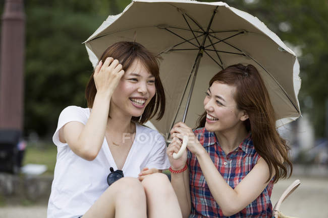 Japanische Freunde im Park. — Stockfoto