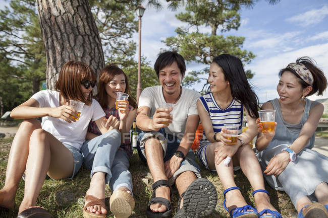 Group of friends in the park — Stock Photo