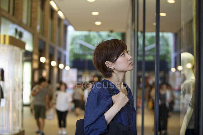 Mujer en un centro comercial - foto de stock