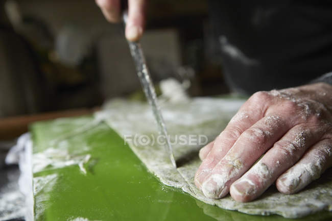 Hombre maduro haciendo pasta fresca - foto de stock