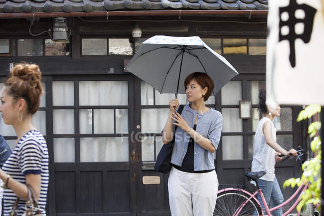 Donna con un ombrello in mano. — Foto stock
