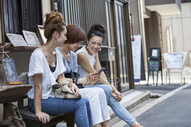 Mulheres japonesas olhando para o celular . — Fotografia de Stock