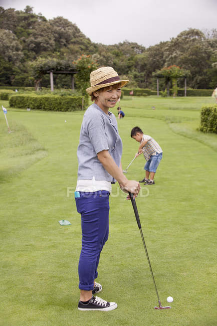 Familia japonesa en un campo de golf . - foto de stock