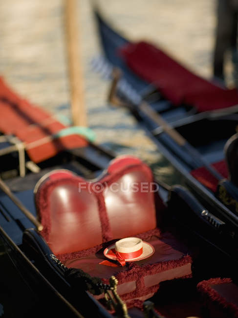 The red leather seat of a traditional gondola boat — Stock Photo