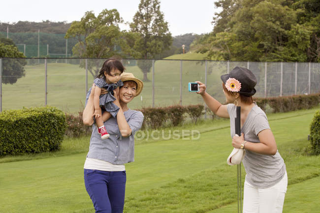 Japanische Familie auf einem Golfplatz — Stockfoto