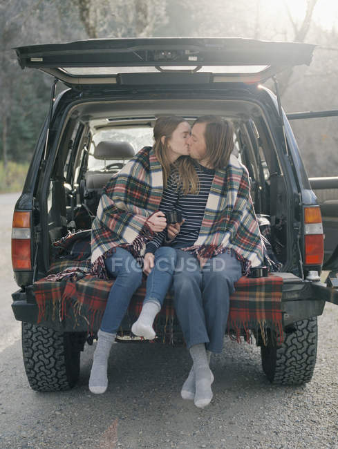 Пара, сидячи в задній частині їх автомобіль — стокове фото