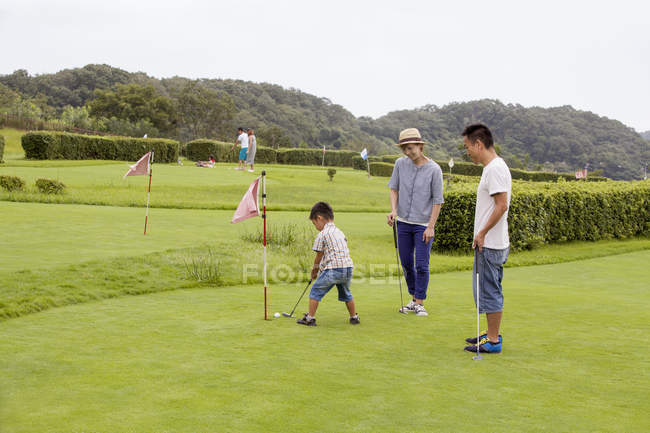 Japonais famille sur un golf . — Photo de stock