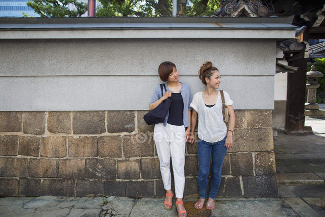 Дві японські жінки стоять на відкритому повітрі — стокове фото