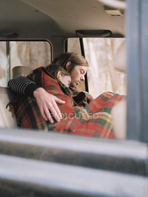 Couple faire une sieste dans leur voiture — Photo de stock