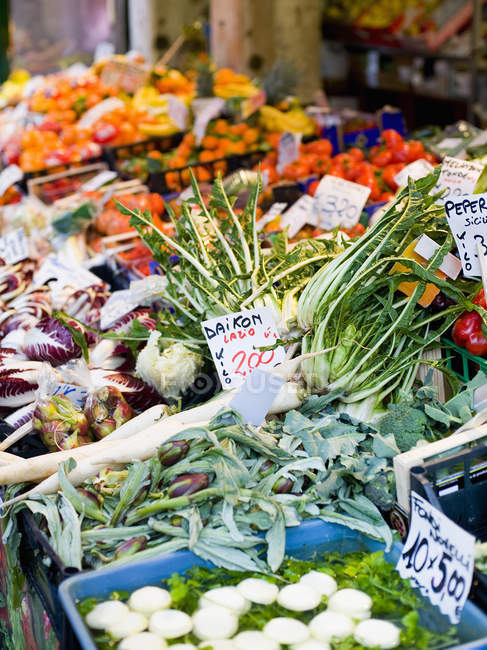 Свіжі овочі на ринку Ріальто харчування. — стокове фото