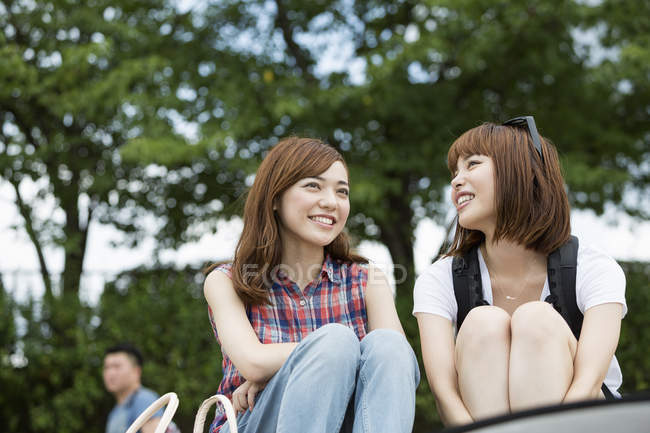 Japanese women in the park. — Stock Photo