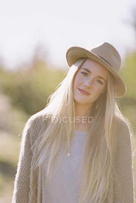 Woman with long hair, wearing a hat. — Stock Photo