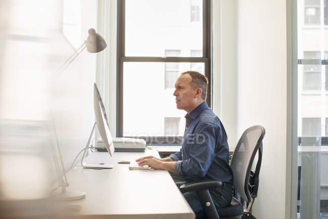 Бізнесмен працює за комп'ютером . — стокове фото