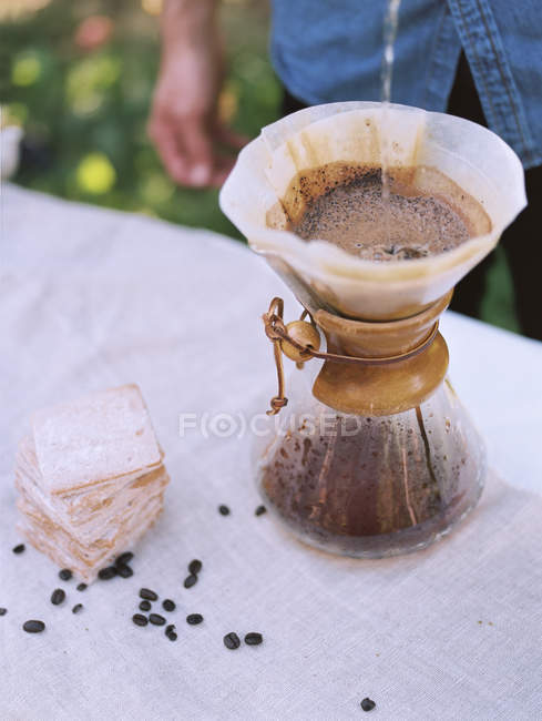 Kaffee und Cracker auf einem Tisch — Stockfoto