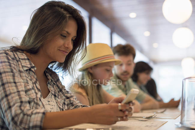 Жінка дивиться на свій мобільний телефон — стокове фото