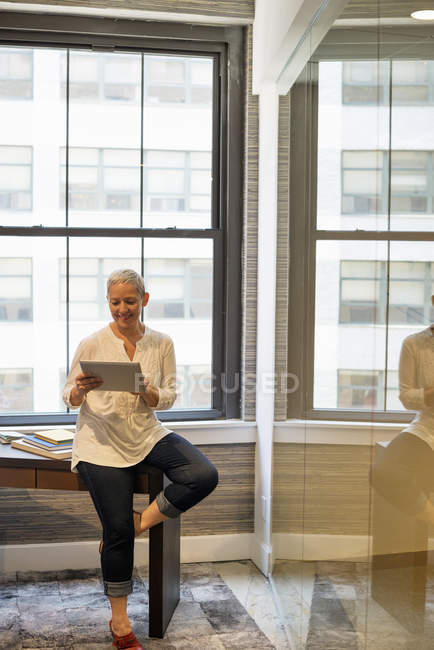 Американская бизнесвумен с помощью цифрового планшета — стоковое фото