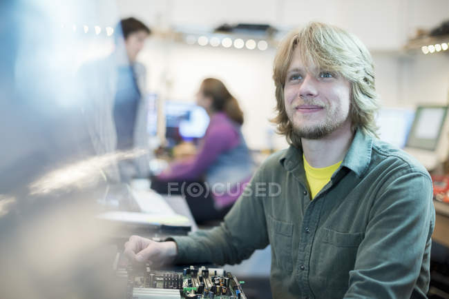 Hombre que trabaja en una tienda de computadoras . - foto de stock