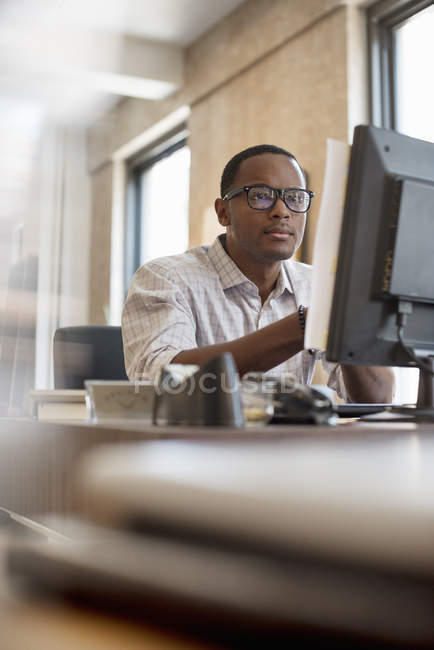 Afro-americano homem usando um computador . — Fotografia de Stock