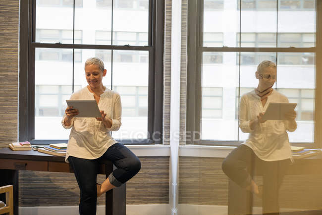 Empresaria americana usando una tableta digital . - foto de stock