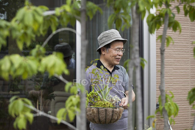 Чоловік стоїть у своєму саду — стокове фото