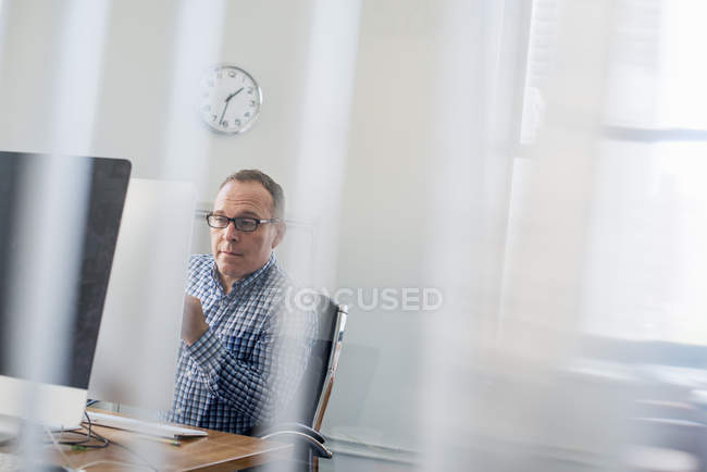 Homme d'affaires assis à un bureau
. — Photo de stock