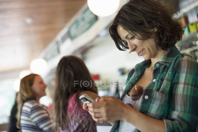 Frau schaut auf ihr Handy — Stockfoto