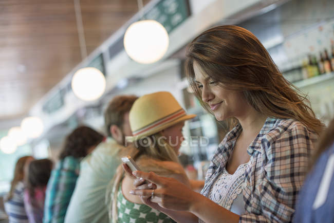 Женщина смотрит на свой мобильный телефон — стоковое фото