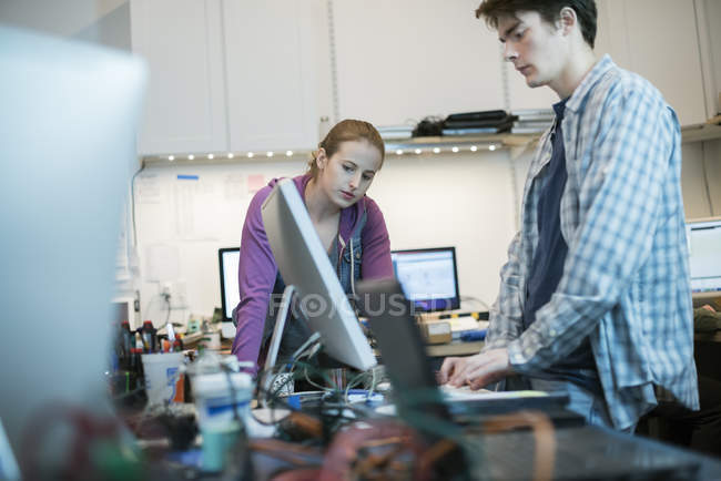Mann und Frau in Computerwerkstatt. — Stockfoto