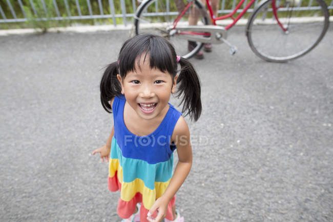 Jeune fille avec des nattes — Photo de stock
