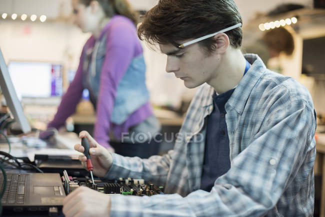 Dos personas en un taller de reparación de computadoras . - foto de stock
