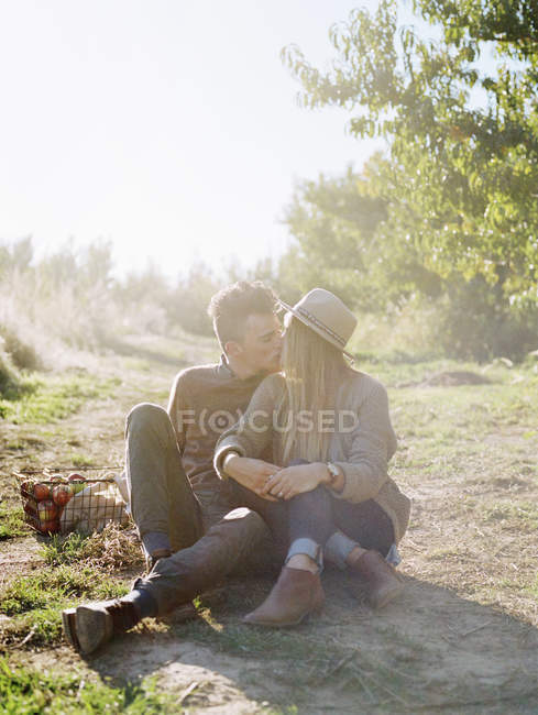 Paar sitzt auf einem sonnenbeschienenen Weg. — Stockfoto