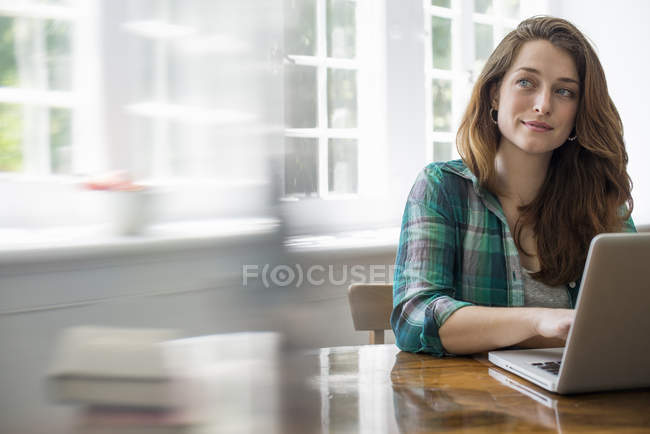Mujer con portátil en la oficina en casa - foto de stock