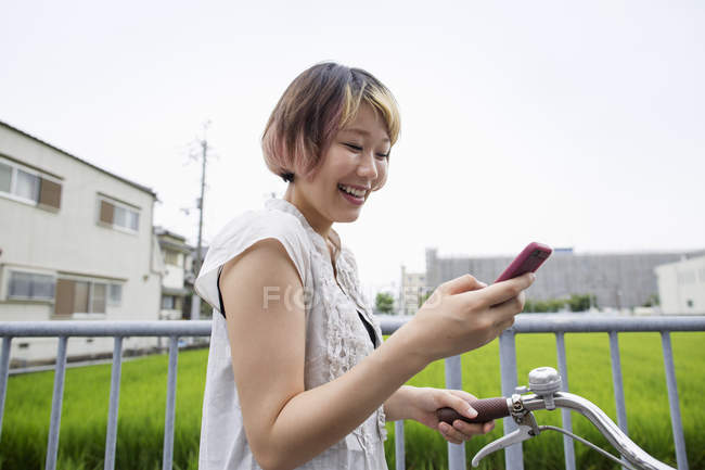 Frau schaut aufs Handy. — Stockfoto