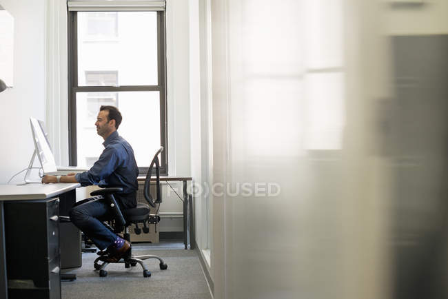 Businessman looking at a computer screen. — Stock Photo