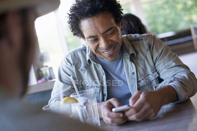Mann checkt sein Smartphone — Stockfoto